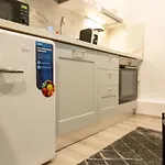 בית הארחה Cozy Loft-blloku Downtown 3*